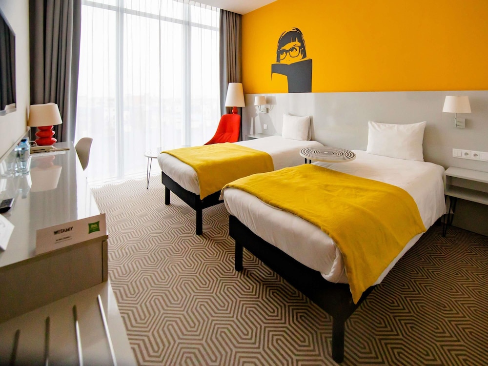 Habitación estándar con 2 camas plegables y 1 cama individual del hotel Ibis Styles Wroclaw Centrum