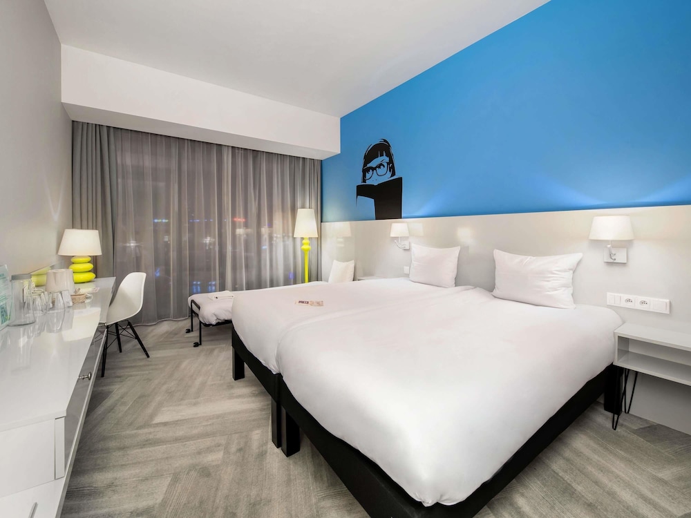 Habitación estándar con 2 camas plegables y 1 cama individual del hotel Ibis Styles Wroclaw Centrum. Foto 1