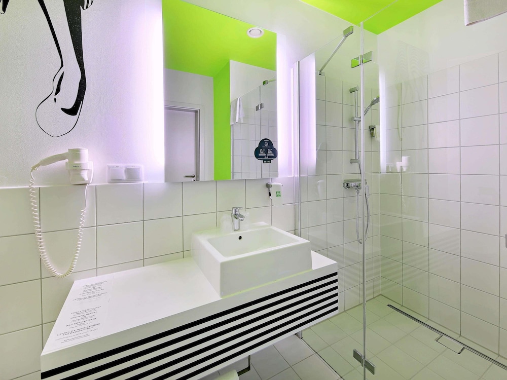 Habitación estándar con 2 camas individuales del hotel Ibis Styles Wroclaw Centrum. Foto 4