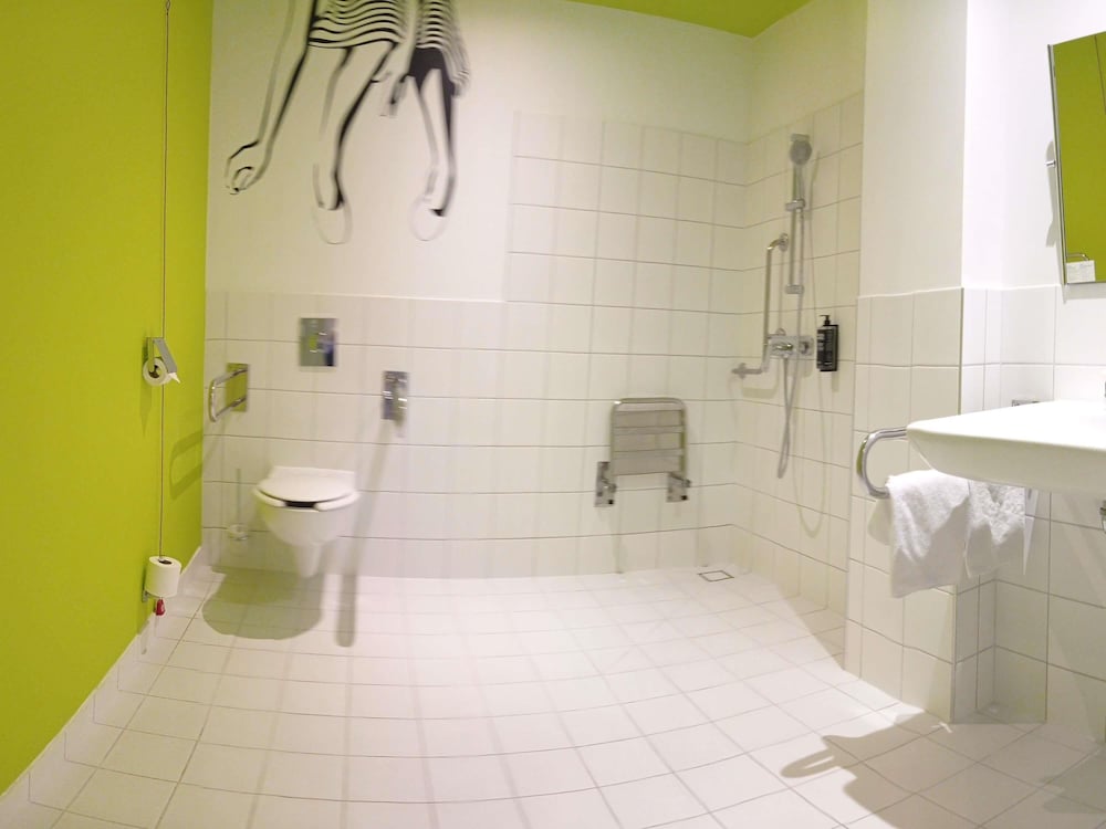 Habitación adaptada para huéspedes con movilidad reducida del hotel Ibis Styles Wroclaw Centrum. Foto 3
