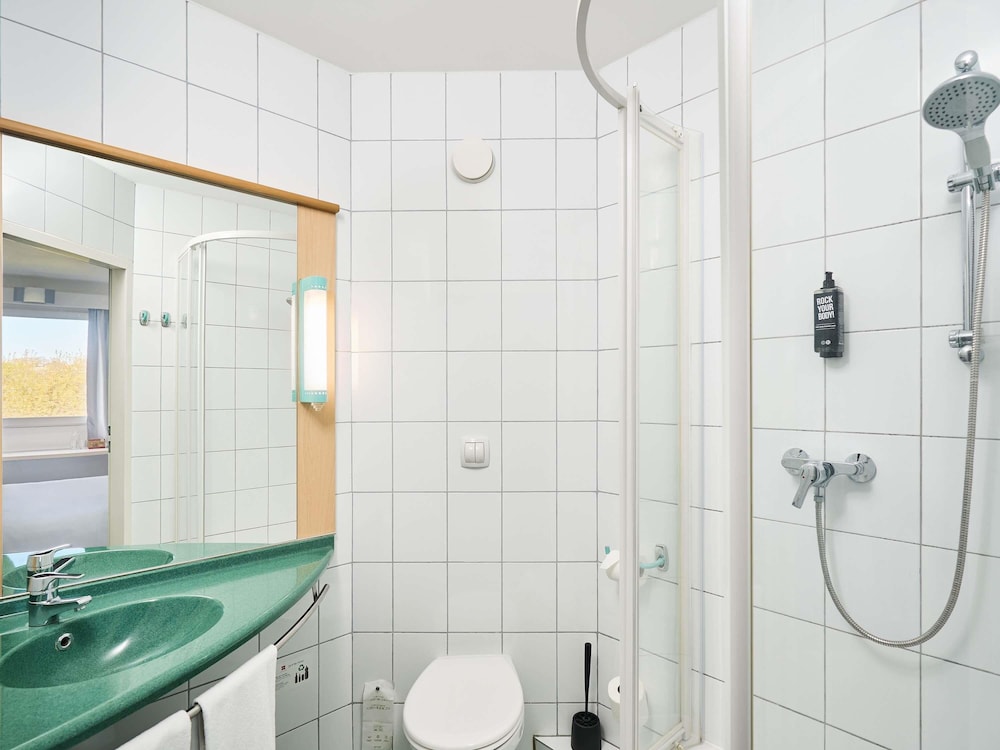 Habitación con dos camas individuales para 1 o 2 personas del hotel Ibis Katowice Zabrze. Foto 1