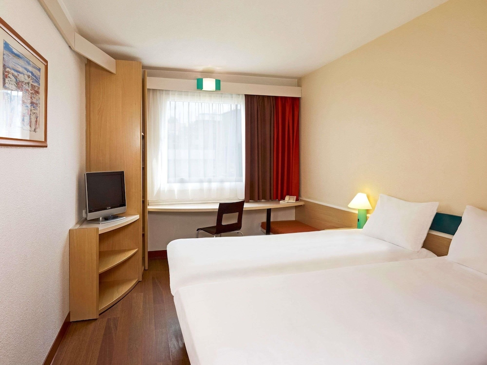 Habitación con dos camas individuales para 1 o 2 personas del hotel Ibis Katowice Zabrze. Foto 2