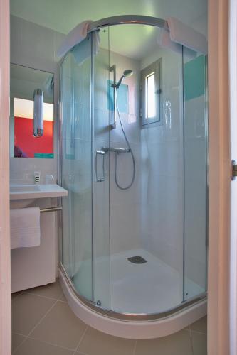 Superior Room with One King Bed and One Sofa del hotel Mercure Luxeuil Les Bains Hexagone
