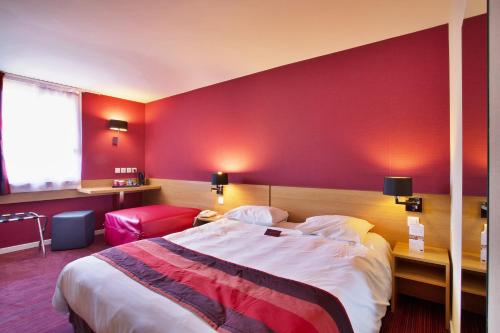 Superior Room with One King Bed and One Sofa del hotel Mercure Luxeuil Les Bains Hexagone. Foto 1