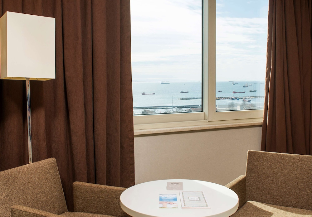 Habitación superior, vistas al mar del hotel Radisson President Old Town Istanbul. Foto 6