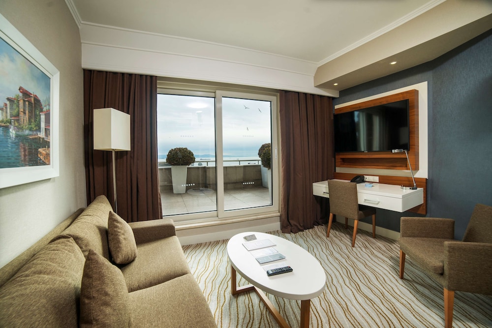 Habitación superior, balcón, vistas al mar del hotel Radisson President Old Town Istanbul. Foto 2