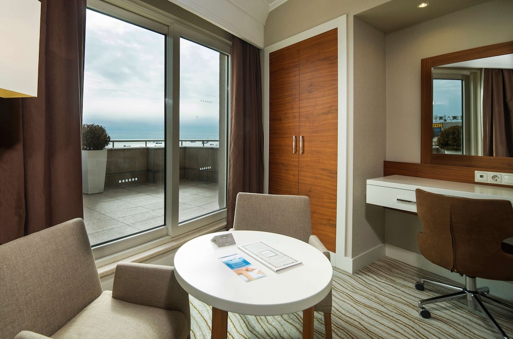 Habitación superior, balcón, vistas al mar del hotel Radisson President Old Town Istanbul. Foto 3