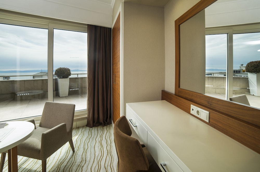 Habitación superior, balcón, vistas al mar del hotel Radisson President Old Town Istanbul. Foto 7