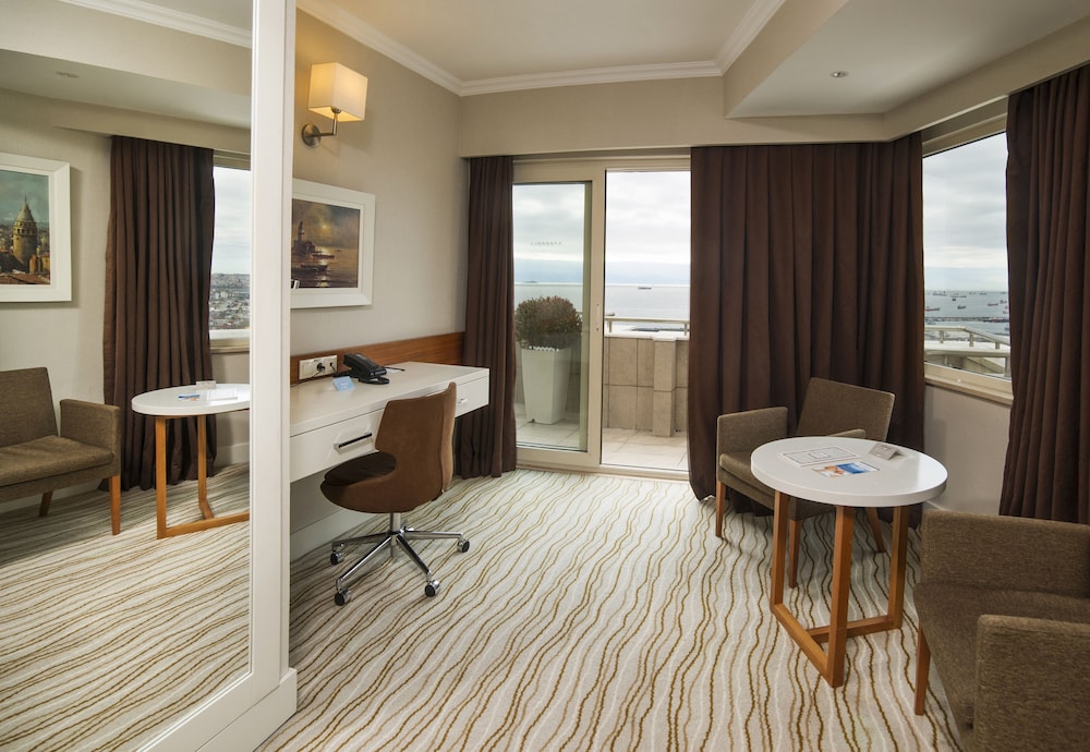 Suite, balcón, vistas al mar del hotel Radisson President Old Town Istanbul. Foto 10