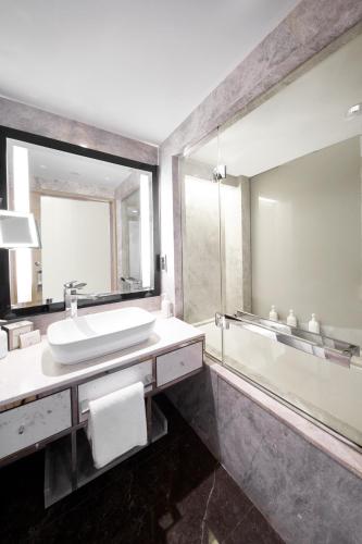Habitación Doble Deluxe con vistas al Bósforo - 1 o 2 camas del hotel The Marmara Taksim. Foto 6