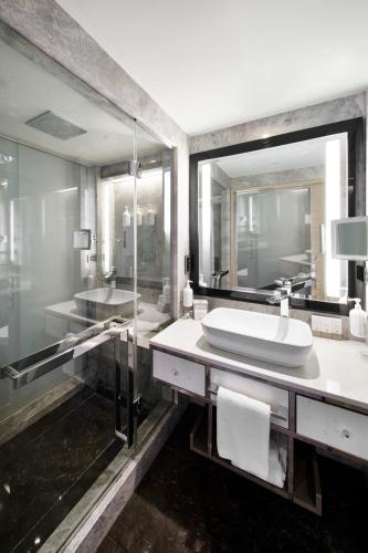 Habitación Doble Deluxe con vistas al Bósforo - 1 o 2 camas del hotel The Marmara Taksim. Foto 8