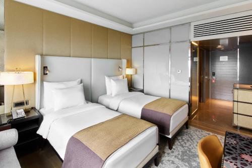 Habitación Club con vistas al Bósforo y acceso al salón del hotel The Marmara Taksim