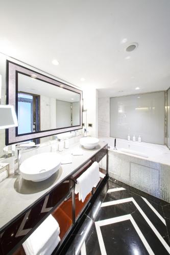 Suite Bosphorus con acceso al salón del hotel The Marmara Taksim