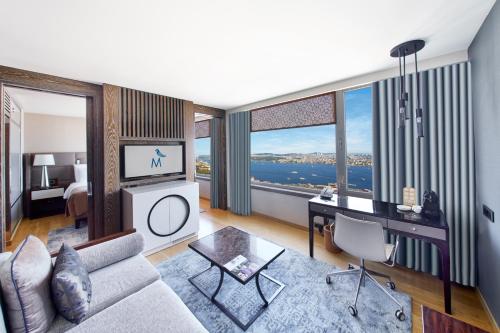 Suite Bosphorus con acceso al salón del hotel The Marmara Taksim. Foto 1