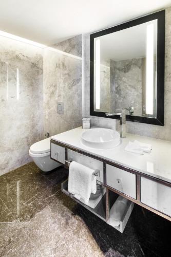 Suite Bosphorus con acceso al salón del hotel The Marmara Taksim. Foto 2
