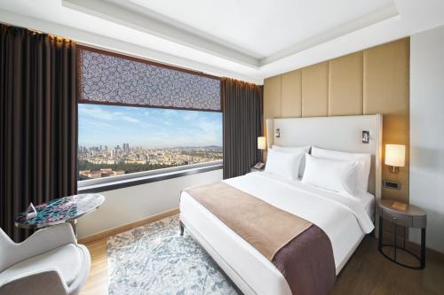 Habitación Club Esquinera con vistas a la ciudad y acceso al salón del hotel The Marmara Taksim