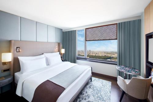 Habitación Club Esquinera con vistas a la ciudad y acceso al salón del hotel The Marmara Taksim. Foto 3