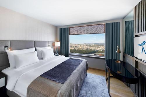 Suite Familiar con acceso al salón del hotel The Marmara Taksim. Foto 3