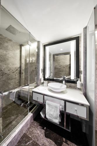 Suite Familiar con acceso al salón del hotel The Marmara Taksim. Foto 4