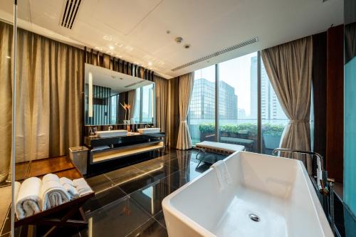 Habitación AMARA con acceso al salón y beneficios especiales del hotel Amara Bangkok - Sha Plus. Foto 1
