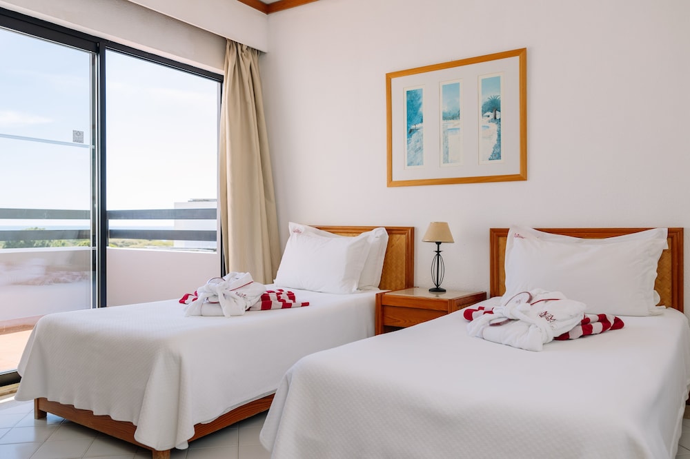 Apartamento superior, 2 habitaciones del hotel Muthu Oura Praia. Foto 3