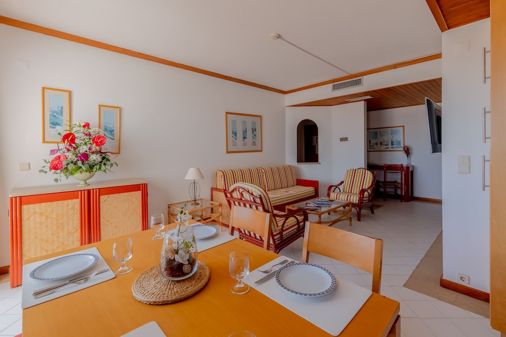 Apartamento superior, 2 habitaciones del hotel Muthu Oura Praia. Foto 8