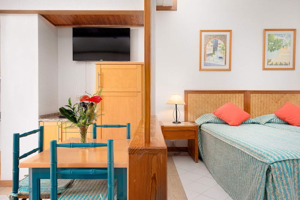 Habitación Deluxe doble del hotel Muthu Oura Praia. Foto 3