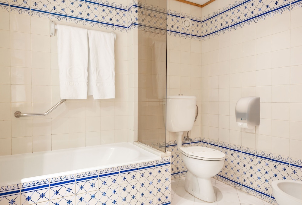 Habitación Deluxe doble del hotel Muthu Oura Praia. Foto 4