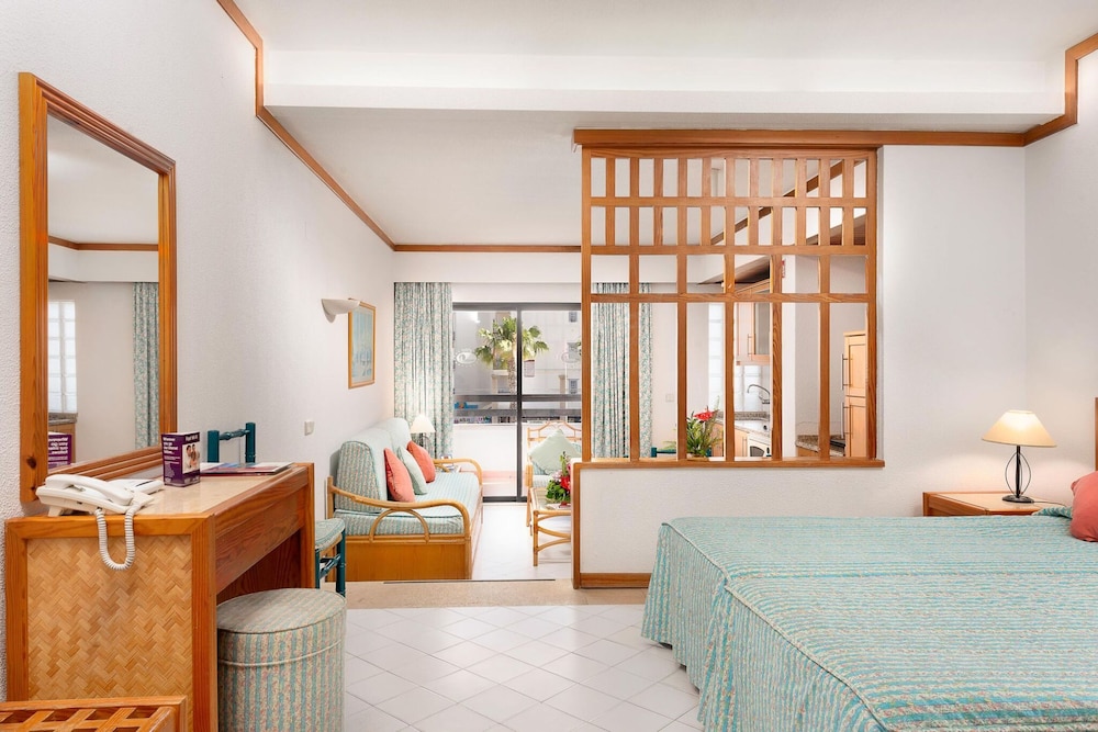 Habitación Deluxe doble del hotel Muthu Oura Praia. Foto 6