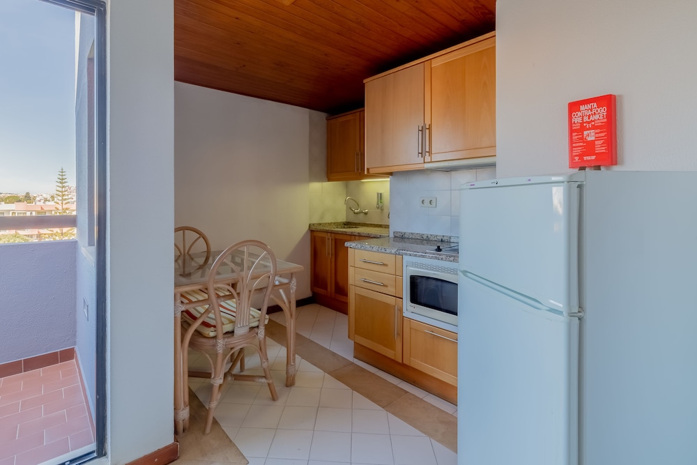 Apartamento Balcón o Terraza Superior Con Cocina 1 habitación Vista ciudad Sofá Cama incluido 2 Camas individuales del hotel Muthu Oura Praia. Foto 1