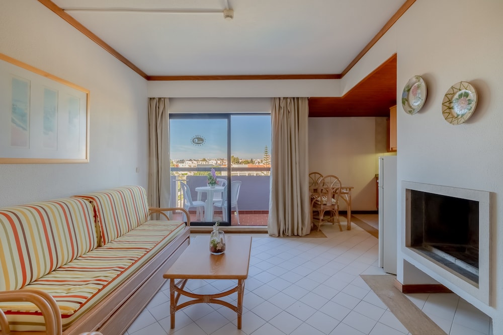 Apartamento Balcón o Terraza Superior Con Cocina 1 habitación Vista ciudad Sofá Cama incluido 2 Camas individuales del hotel Muthu Oura Praia. Foto 6