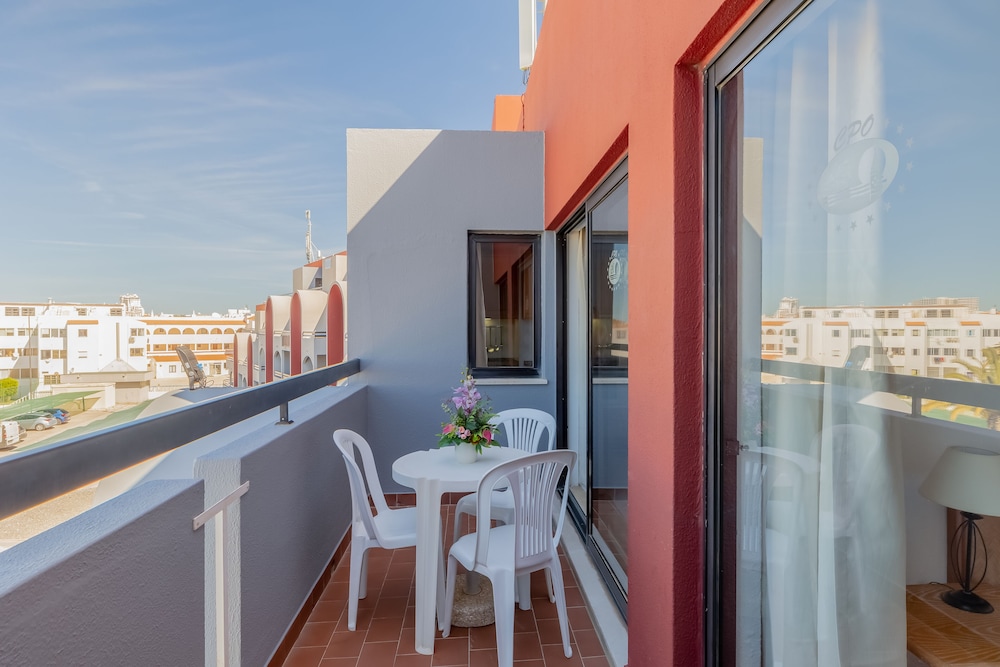 Apartamento Balcón o Terraza Superior Con Cocina 1 habitación Vista ciudad Sofá Cama incluido 2 Camas individuales del hotel Muthu Oura Praia. Foto 7