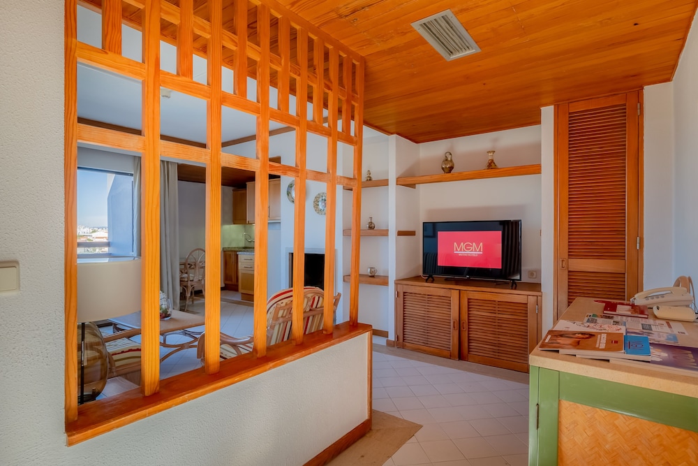 Apartamento Balcón o Terraza Superior Con Cocina 1 habitación Vista ciudad Sofá Cama incluido 2 Camas individuales Normal del hotel Muthu Oura Praia. Foto 3