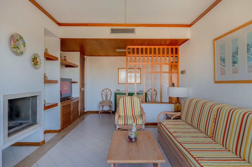 Apartamento Balcón o Terraza Superior Con Cocina 1 habitación Vista ciudad Sofá Cama incluido 2 Camas individuales Agradable del hotel Muthu Oura Praia. Foto 4