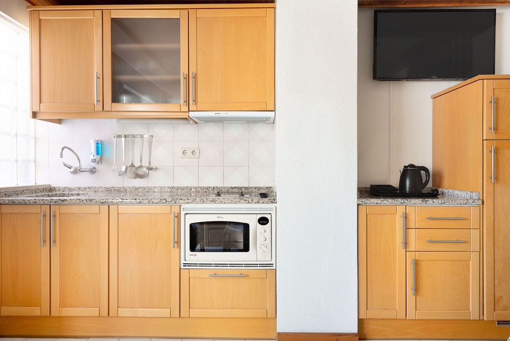 Habitación Cuádruple Deluxe del hotel Muthu Oura Praia. Foto 1