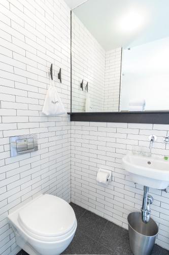 Cápsula - cama grande - Accesible según la ADA del hotel Pod 39. Foto 1