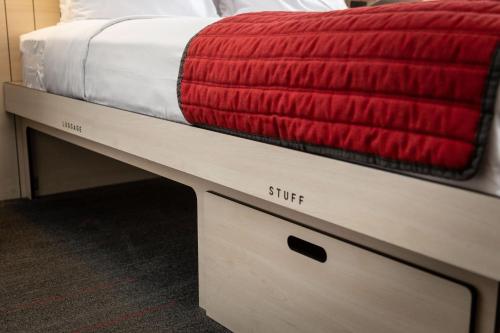 Cápsula - cama grande - Accesible según la ADA del hotel Pod 39. Foto 2