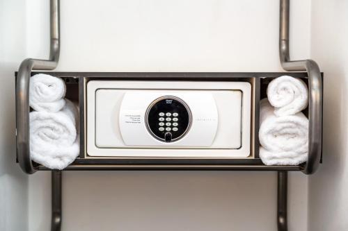 Cápsula - cama grande - Accesible según la ADA del hotel Pod 39. Foto 3