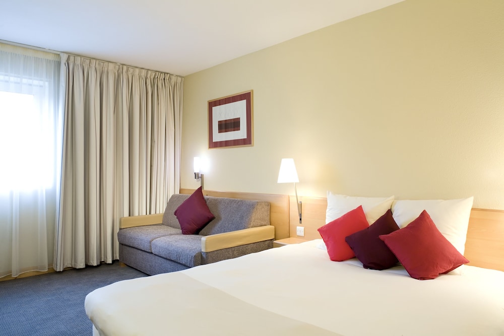 Habitación Estándar con cama doble y sofá cama del hotel Novotel Birmingham Centre. Foto 1