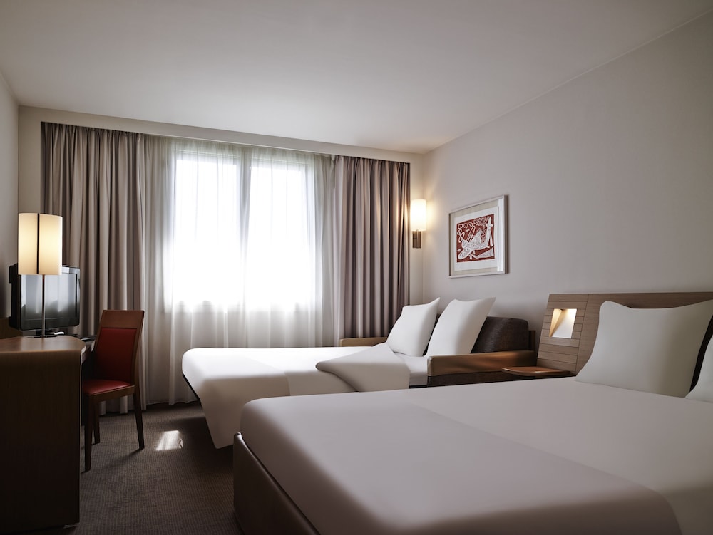 Habitación Estándar con cama doble y sofá cama del hotel Novotel Birmingham Centre. Foto 2