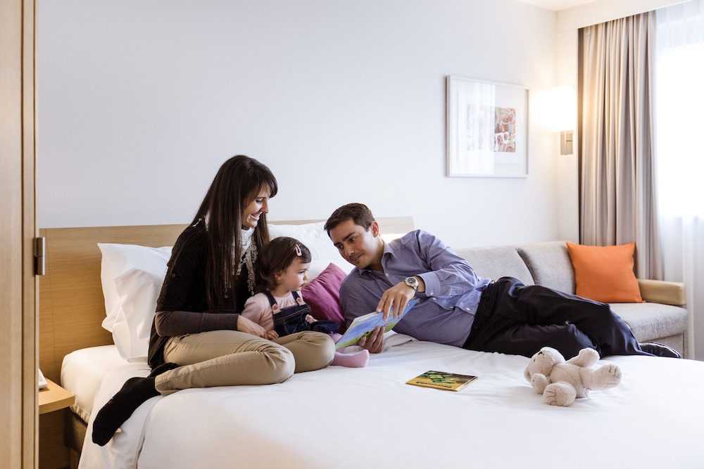Habitación Estándar con cama doble y sofá cama del hotel Novotel Birmingham Centre. Foto 3