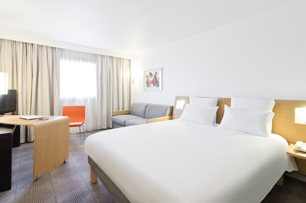 Habitación Estándar con cama doble y sofá cama del hotel Novotel Birmingham Centre. Foto 4