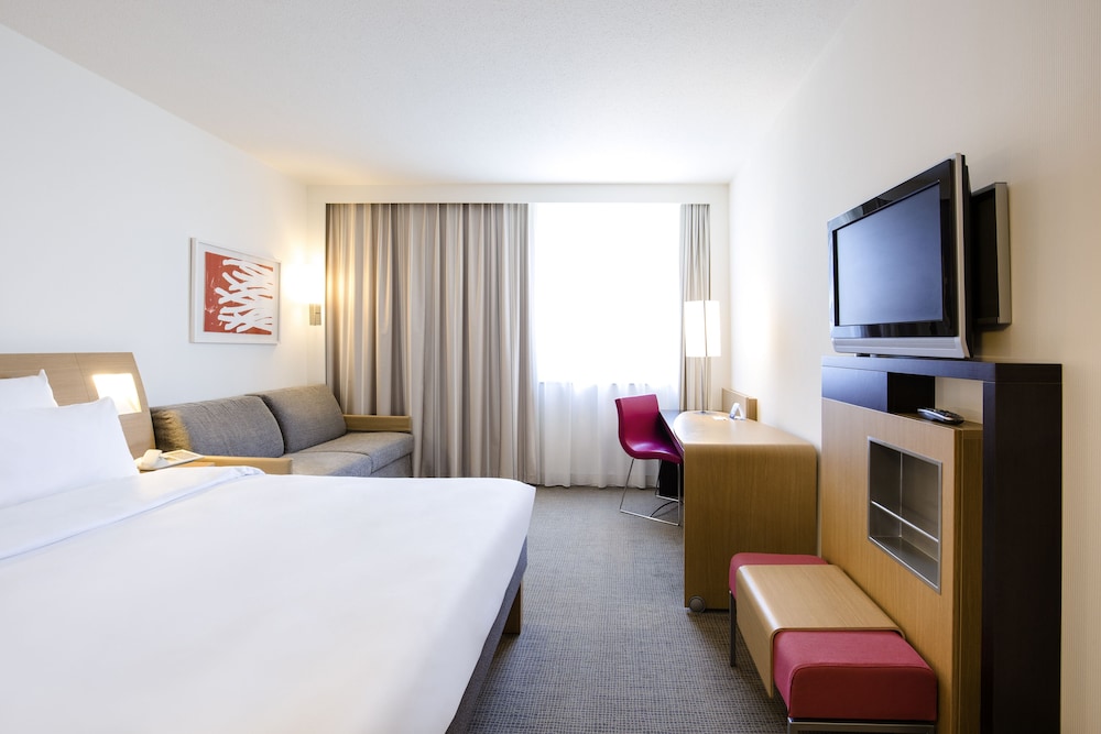 Habitación Estándar con cama doble y sofá cama del hotel Novotel Birmingham Centre. Foto 5