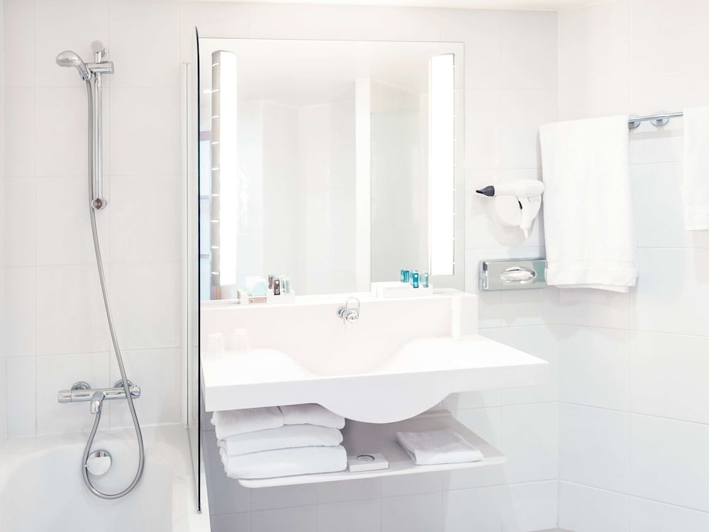 Habitación Estándar con cama doble y sofá cama del hotel Novotel Birmingham Centre. Foto 9