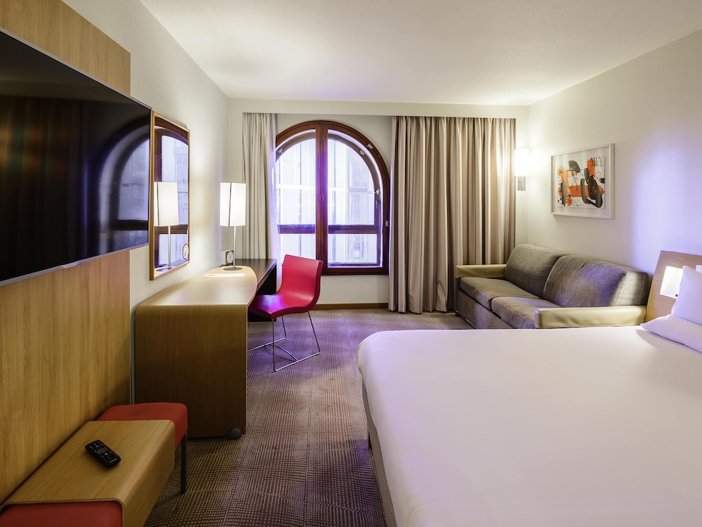 Habitación Estándar con cama doble y sofá cama del hotel Novotel Birmingham Centre. Foto 10
