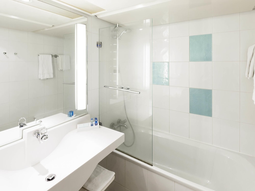 Habitación Estándar con cama doble y sofá cama del hotel Novotel Birmingham Centre. Foto 12