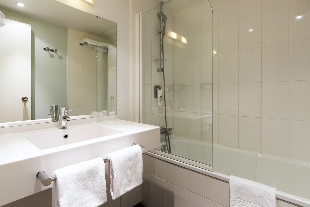 Habitación Estándar con cama doble y sofá cama del hotel Novotel Birmingham Centre. Foto 13