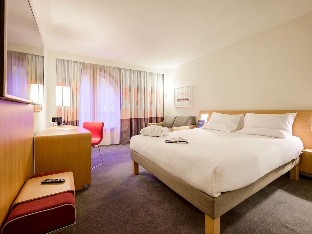 Habitación Superior con 1 cama doble y un sofá cama del hotel Novotel Birmingham Centre