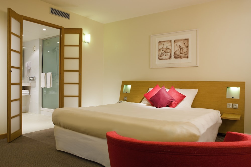 Habitación Superior con 1 cama doble y un sofá cama del hotel Novotel Birmingham Centre. Foto 3