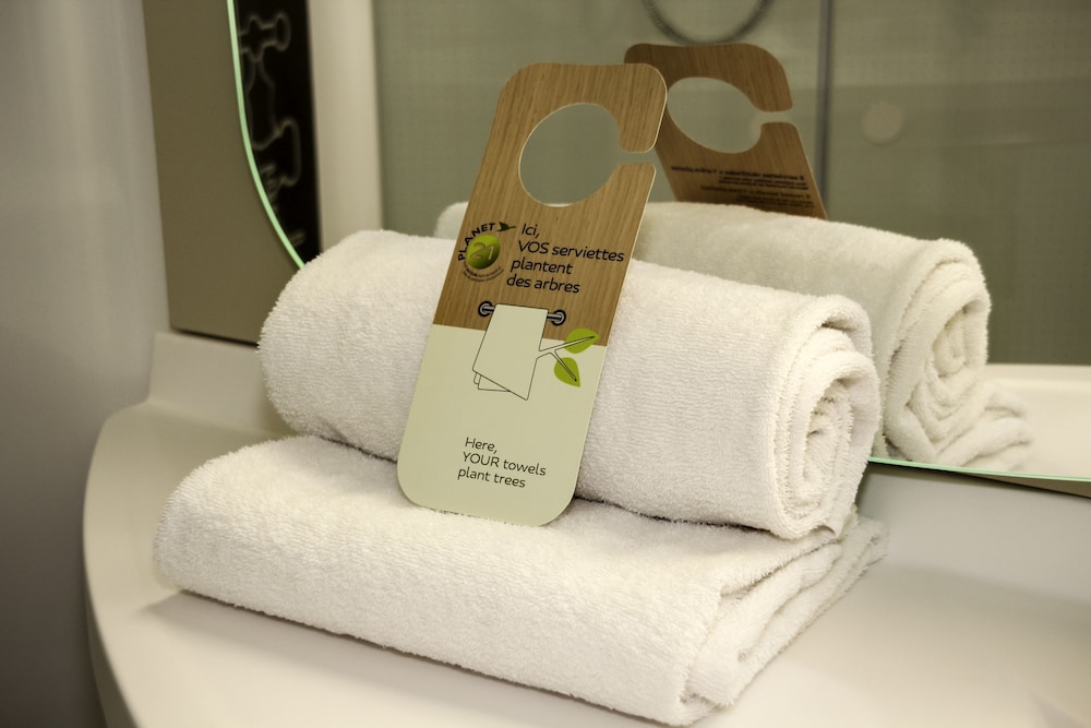 Habitación Superior con 1 cama doble y un sofá cama del hotel Novotel Birmingham Centre. Foto 4